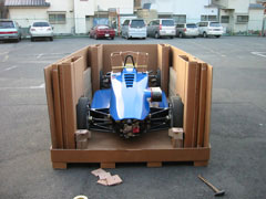 フォーミュラトヨタ車輌強化ダンボール梱包